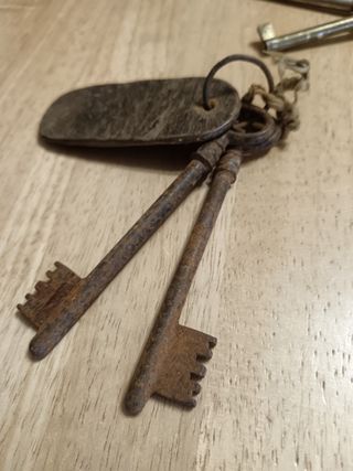 Set di chiavi antiche con etichetta