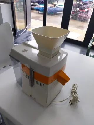 Licuadora Naranja y Blanca