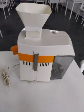 Licuadora Naranja y Blanca