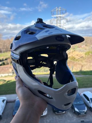 Casco Enduro Bell con Mentonera Desmontable