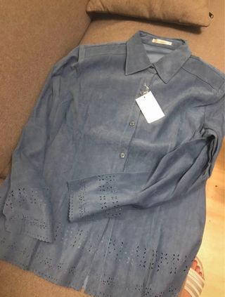 Camisa de terciopelo azul con bordados