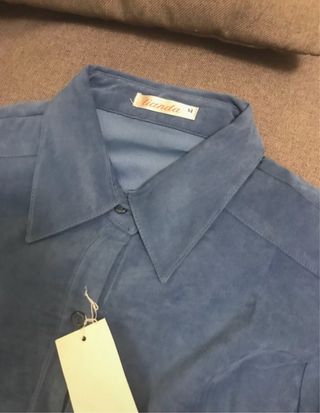 Camisa de terciopelo azul con bordados