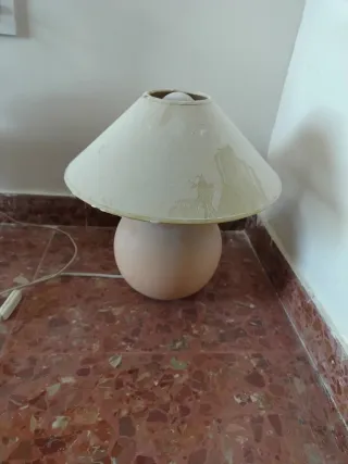 Lámpara de mesa beige y rosa