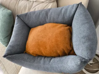 Cama para perro gris y naranja