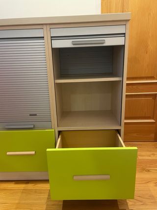 Cómoda de madera con persianas y cajones