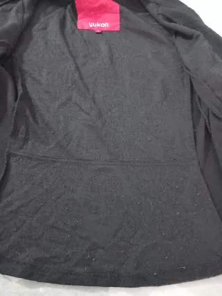 Chaqueta negra con cremallera