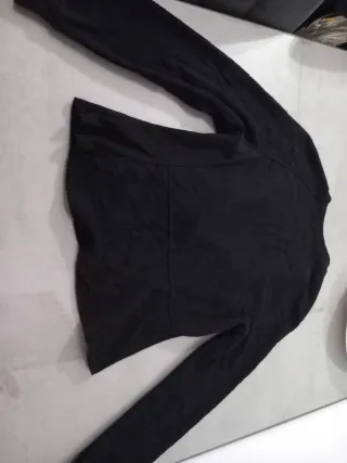 Chaqueta negra con cremallera