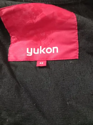 Chaqueta negra con cremallera