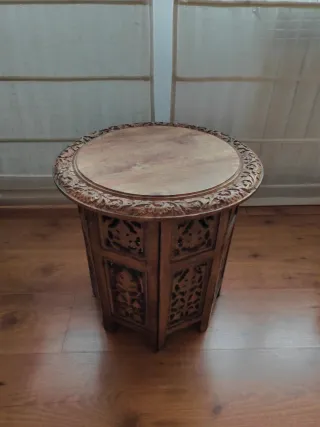 Mesa auxiliar redonda madera tallada