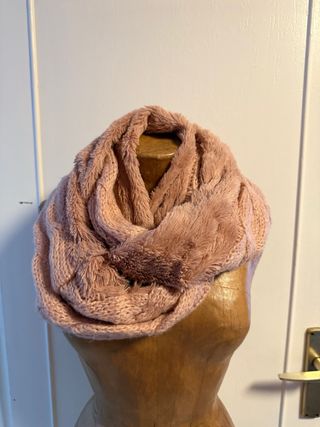 Bufanda de punto rosa con pelo sintético