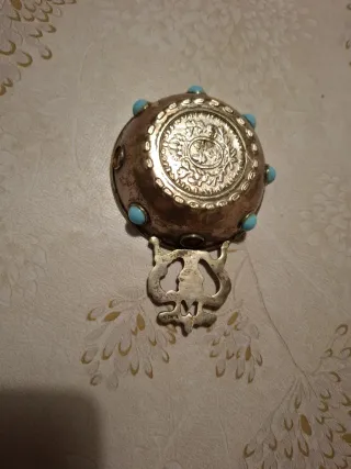 Catavino antiguo con moneda