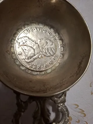 Catavino antiguo con moneda