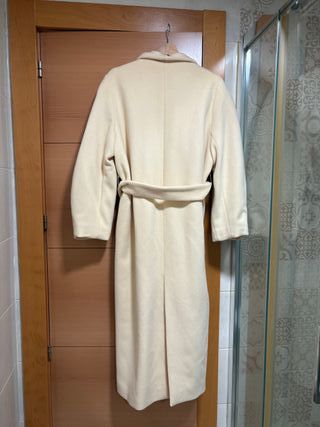 Abrigo largo Zara vainilla. 75% de lana