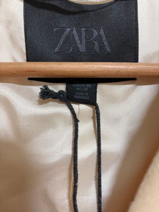 Abrigo largo Zara vainilla. 75% de lana