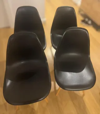 4 Sillas Negras de Plástico.