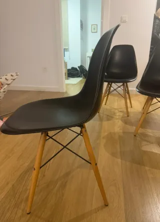 4 Sillas Negras de Plástico.