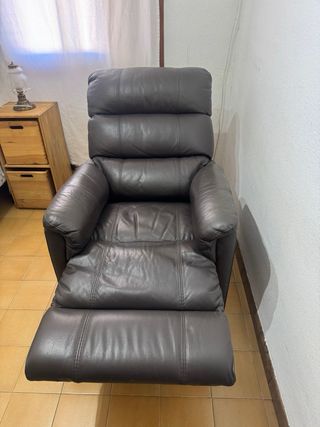 Sillón reclinable de piel marrón