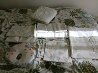 Ropa de cama para bebé: sábanas y cojín