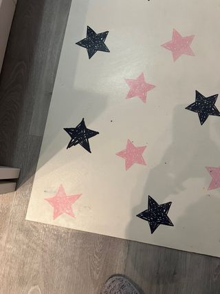 Alfombra vinílica estrellas rosa y negro