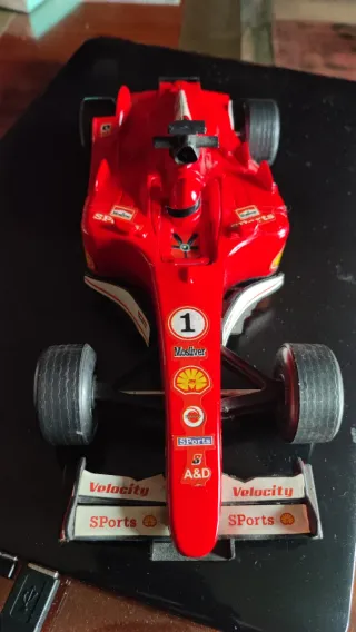 Macchina da corsa rossa giocattolo