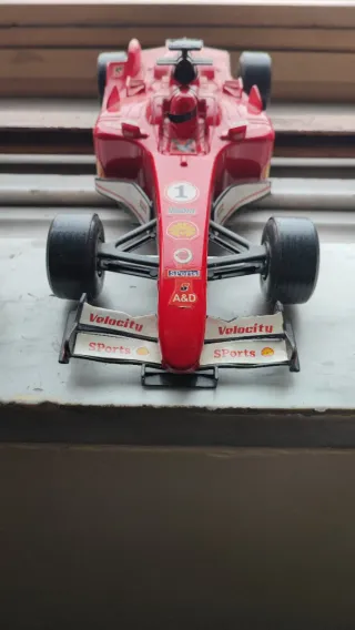 Macchina da corsa rossa giocattolo