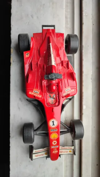 Macchina da corsa rossa giocattolo