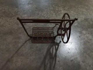 Máquina de coser antigua de metal