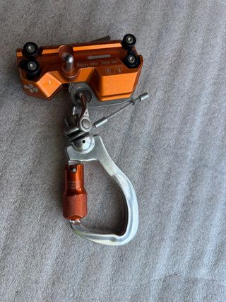 Dispositivo anticaídas naranja y plata