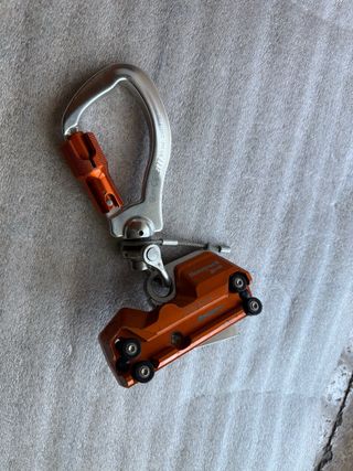 Dispositivo anticaídas naranja y plata