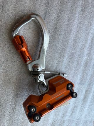 Dispositivo anticaídas naranja y plata