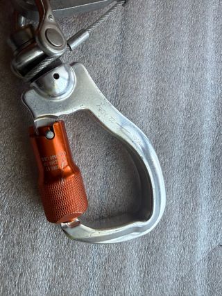 Dispositivo anticaídas naranja y plata