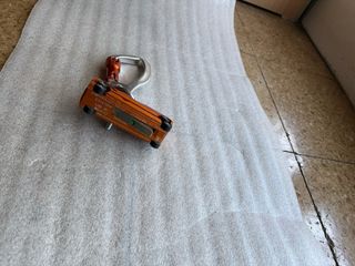 Dispositivo anticaídas naranja y plata