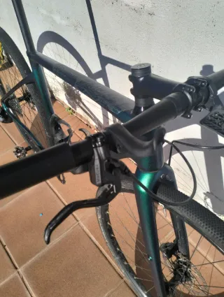 Bicicleta Gravel Cube