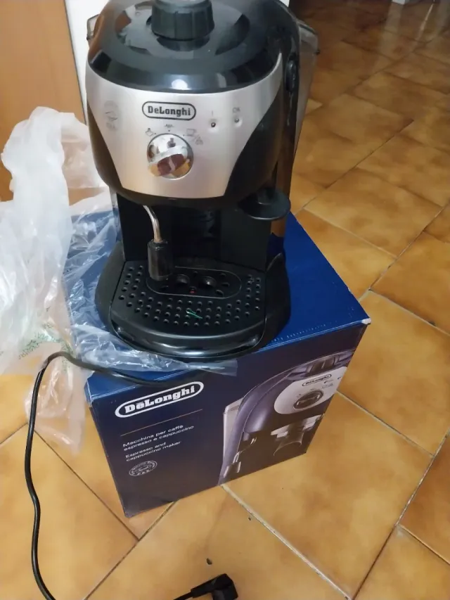 Macchina caffè espresso e cappuccino DeLonghi