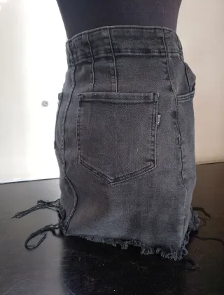 Falda de cuadros gris y roja