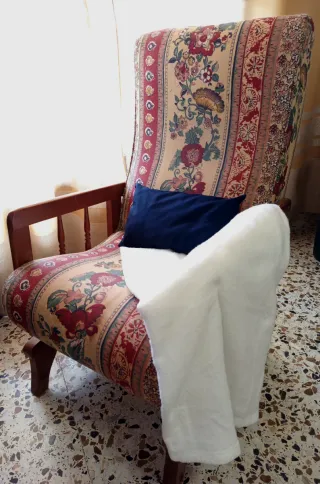 Sillón mecedora de tela y madera