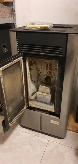 Estufa de Pellet Negra y Plateada