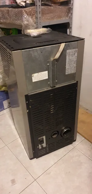 Estufa de Pellet Negra y Plateada