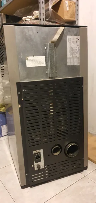 Estufa de Pellet Negra y Plateada