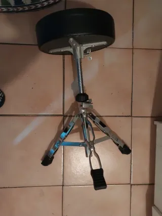 Banqueta de batería ajustable