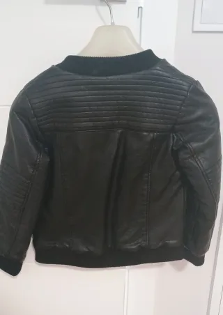 Cazadora de cuero negra talla 8 años