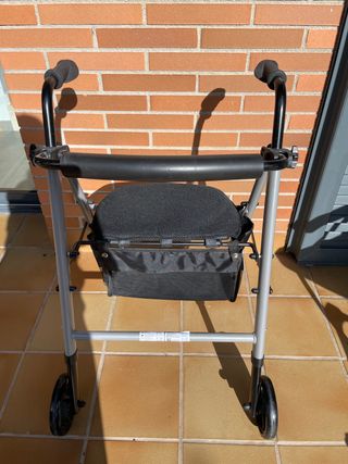 Andador con asiento y cesta