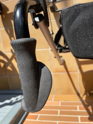 Andador con asiento y cesta