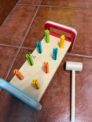 Juguete de madera con martillo y clavijas