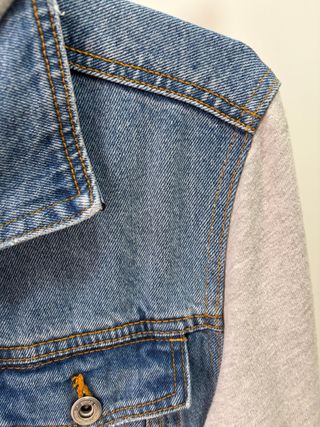 Chaqueta vaquera con capucha y mangas grises