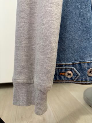 Chaqueta vaquera con capucha y mangas grises