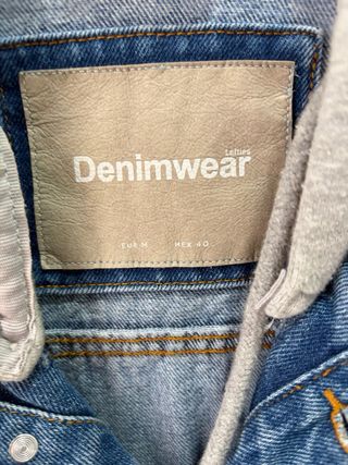 Chaqueta vaquera con capucha y mangas grises