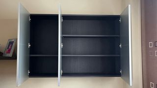 Mueble de comedor moderno plateado y negro