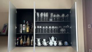 Mueble de comedor moderno plateado y negro