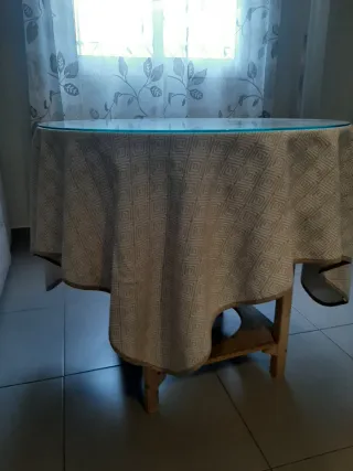 Mesa redonda comedor cristal y tela beige